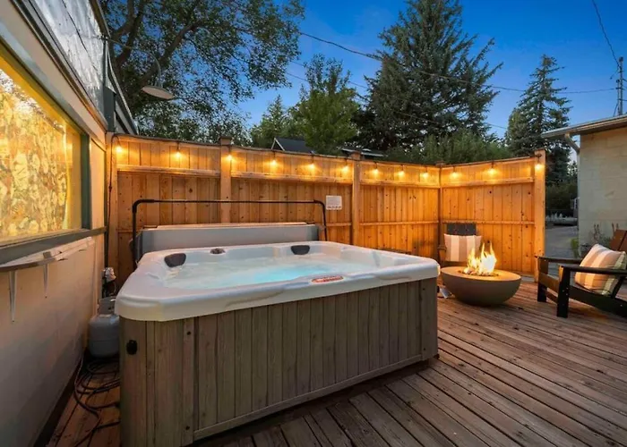 Stylish And Cozy Downtown 2 Bedroom Unit With Hot Tub
