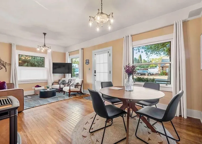 Stylish And Cozy Downtown 2 Bedroom Unit With Hot Tub