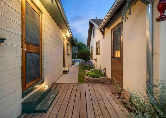 Stylish And Cozy Downtown 2 Bedroom Unit With Hot Tub