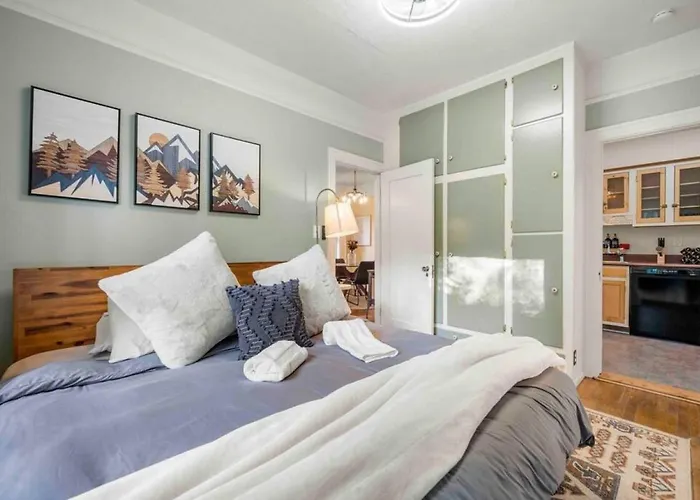 Stylish And Cozy Downtown 2 Bedroom Unit With Hot Tub Casa vacanze