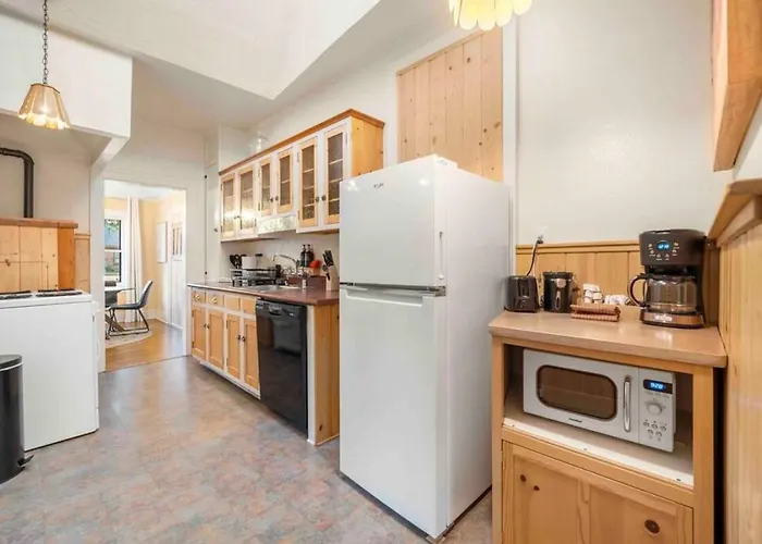 Casa vacanze Stylish And Cozy Downtown 2 Bedroom Unit With Hot Tub *