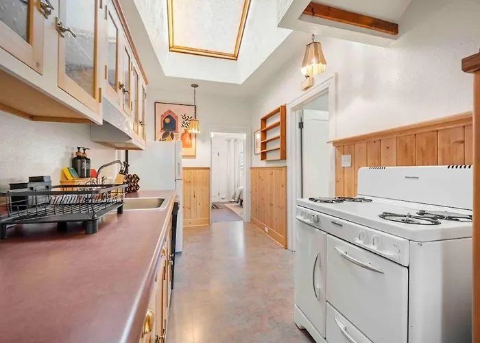Stylish And Cozy Downtown 2 Bedroom Unit With Hot Tub