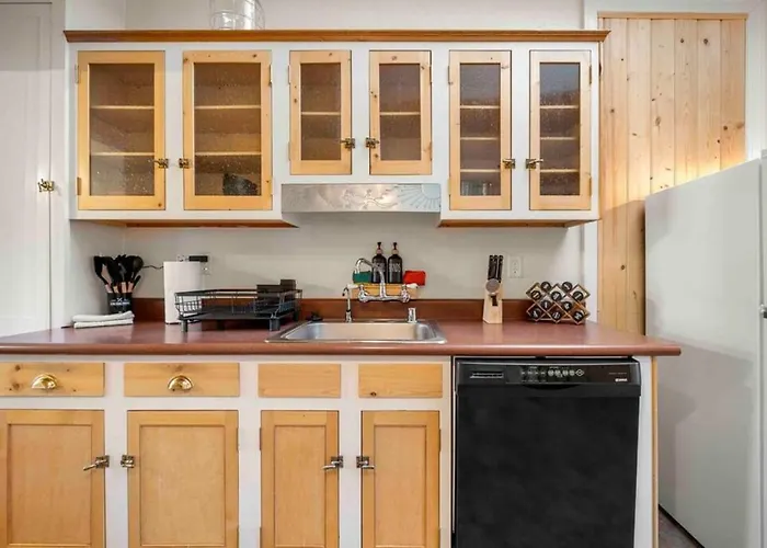 Stylish And Cozy Downtown 2 Bedroom Unit With Hot Tub *