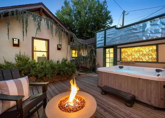 Stylish And Cozy Downtown 2 Bedroom Unit With Hot Tub *
