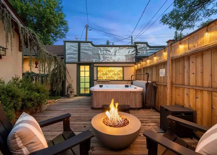 Casa vacanze Stylish And Cozy Downtown 2 Bedroom Unit With Hot Tub