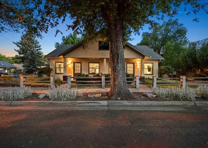 Stylish And Cozy Downtown 2 Bedroom Unit With Hot Tub *